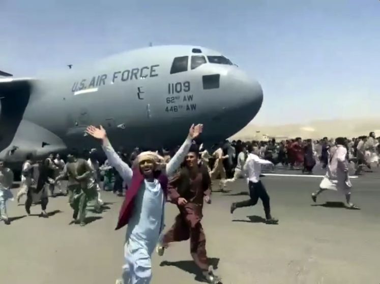 Menschen am Flughafen Kabul