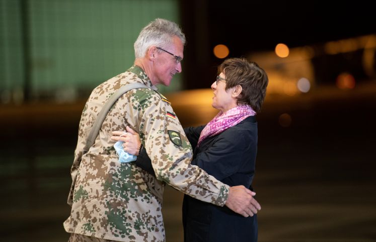 Annegret Kramp-Karrenbauer (CDU), Verteidigungsministerin, umarmt Jens Arlt, Brigadegeneral der Bundeswehr / dpa