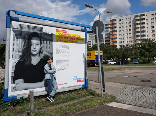 Noreen Thiel vor ihrem Wahlplakat in Berlin-Lichtenberg / Marcel Laskus