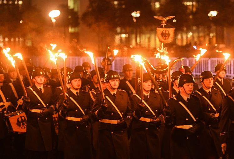 Soldaten nehmen an dem Großen Zapfenstreich in Berlin teil, um den Afghanistan-Einsatz der Bundeswehr zu würdigen / dpa
