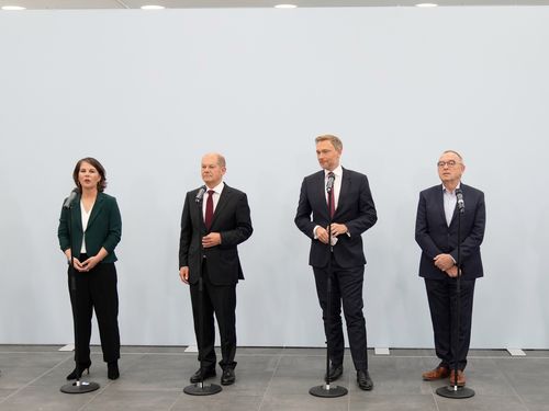 Annalena Baerbock (Grüne), Oaf Scholz (SPD) und Christian Lindner (FDP) treten zu Koalitionsgesprächen an / dpa