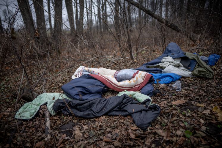 Decken und Schlafsäcke im Wald