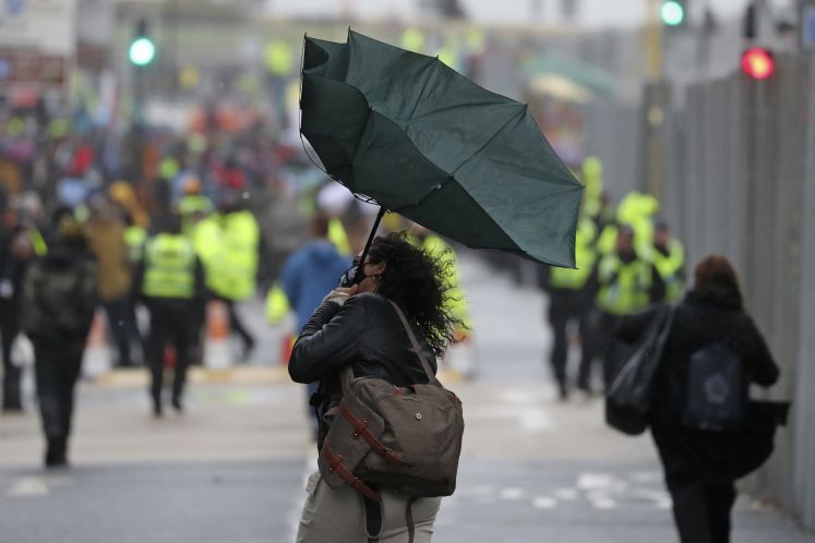Frau mit Regenschirm in Glasgow
