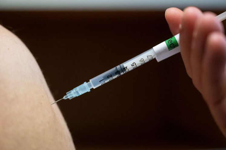 Eine Impfling bekommt in einem Pop-Up-Impf-Ort seine Impfung mit dem Wirkstoff von Biontech.