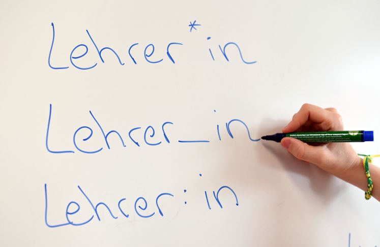 An einem Whiteboard steht das Wort „Lehrer“ in verschiedenen Gender-Schreibweisen.