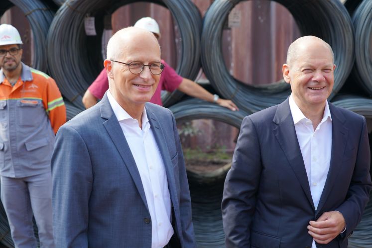 Peter Tschentscher und Olaf Scholz zu Besuch im Werk von ArcelorMittal Hamburg