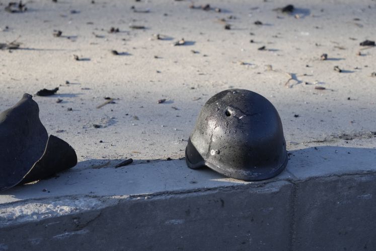 Der Helm eines Soldaten mit einem Einschussloch in der Nähe eines umkämpften Ortes in der Ukraine. (dpa) 