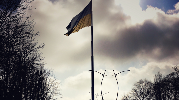 Mast mit der ukrainischen Flagge