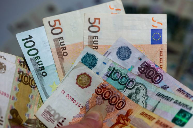 Euro- und Rubel-Scheine