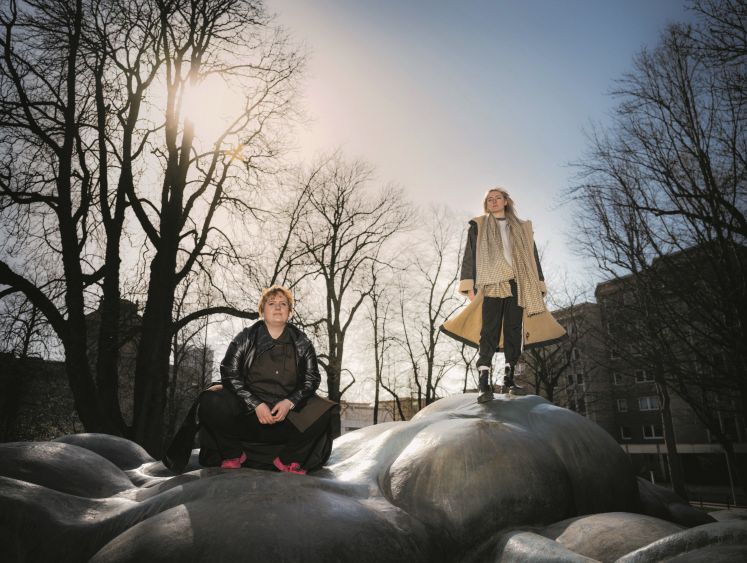 Paula Irmschler und Nina Kummer auf dem „Darm von Karl Marx“