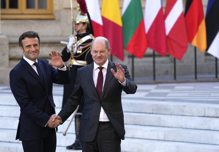 Frankreichs Präsident Emmanuel Macron (l) empfängt Bundeskanzler Olaf Scholz (SPD) am Schloss in Versailles zu Beginn des Treffens der Staats- und Regierungschefs der Europäischen Union EU bei einer informellen zweitägigen Tagung