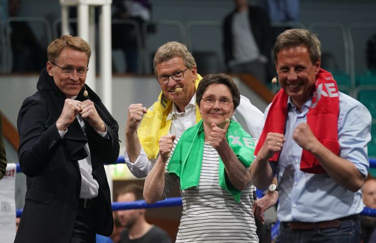 Daniel Günther (l-r), Ministerpräsident und CDU-Spitzenkandidat, Bernd Buchholz, Spitzenkandidat der FDP, Monika Heinold, Spitzenkandidatin von Bündnis 90/Die Grünen, und Thomas Losse-Müller, Spitzenkandidat der SPD, stehen nach dem "Politboxen" in der Nordmarkhalle gemeinsam im Boxring. 