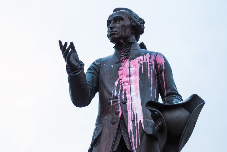 Beschmutzte Statue Immanuel Kants 