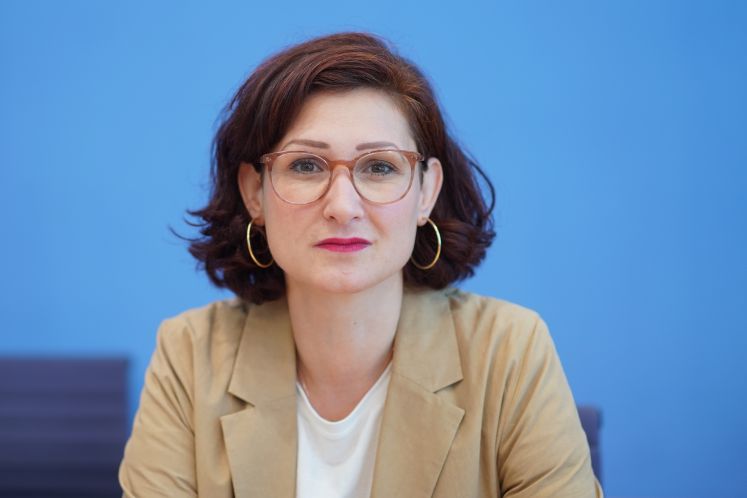 Ferda Ataman, Sprecherin neue deutsche Organisationen e.V., kommt zur Pressekonferenz zum Anti-Rassismus Plan 2025 in die Bundespressekonferenz. 