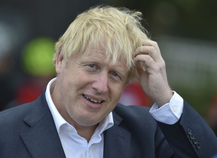 Boris Johnson kratzt sich am Kopf 