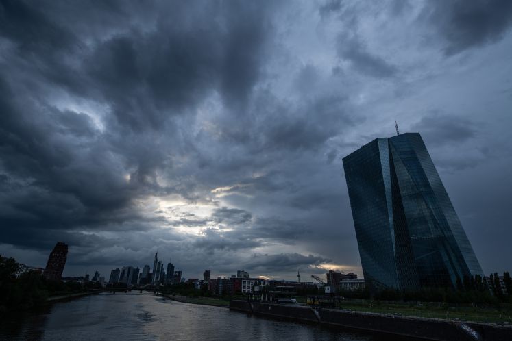 Gebäude der EZB in Frankfurt am Main bei stürmischem Wetter