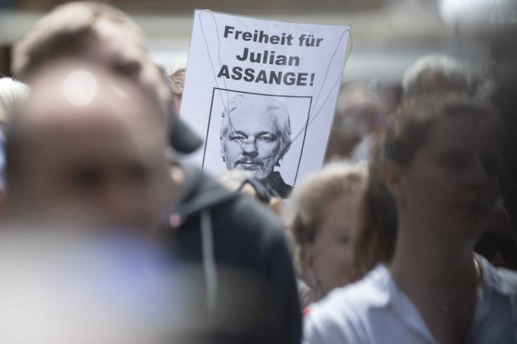 Demonstranten fordern Freiheit für Julian Assange bei einer Aachener Demo im Mai