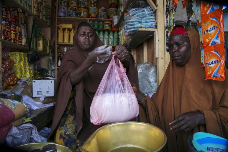Eine Frau kauft Weizenmehl in der somalischen Hauptstadt Mogadischu