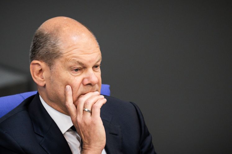 Bundeskanzler Olaf Scholz (SPD) verfolgt die Generaldebatte der Haushaltswoche im Bundestag. 