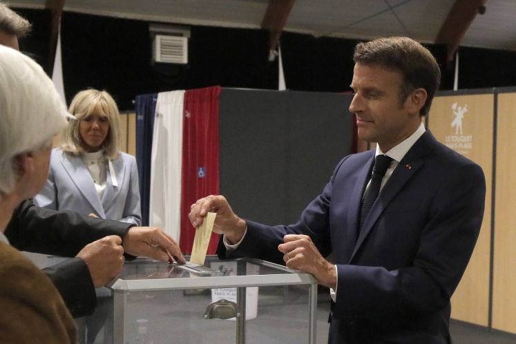 Emmanuel Macron an der Wahlurne