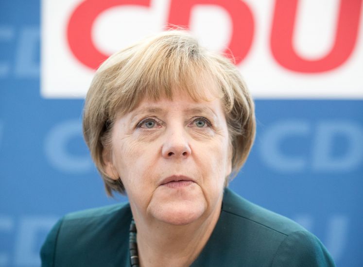 Angela Merkel vor CDU-Plakatwand