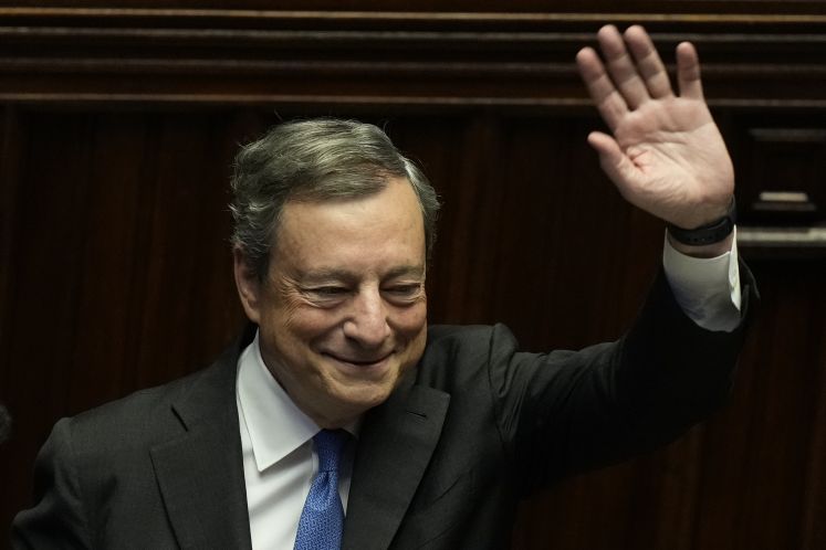 Mario Draghi winkt
