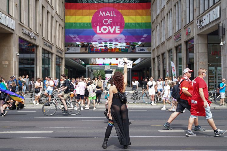 Christopher Street Day (CSD) in Berlin, Deutschland 23. Juli 2021: Frau mit Schild "kiss me" vor der Mall of Berlin, Mall of Love 
