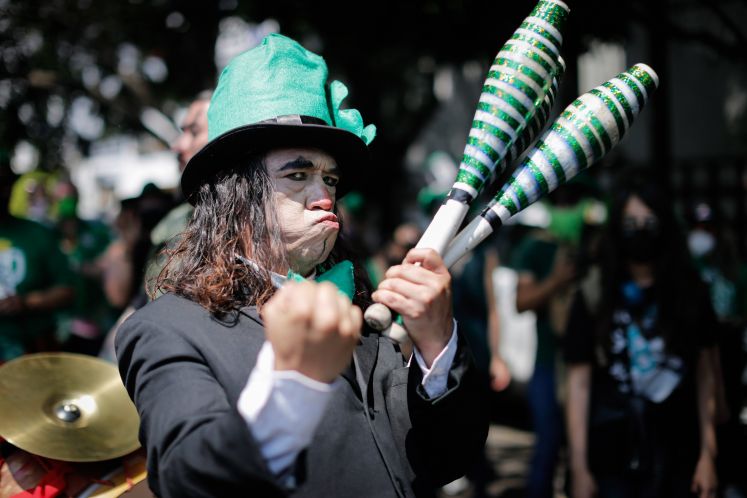 Mann in grüner Verkleidung an St. Patrick's Day