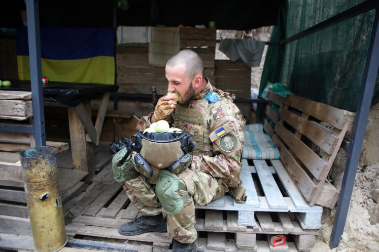 Ukrainischer Soldat in der Essenspause