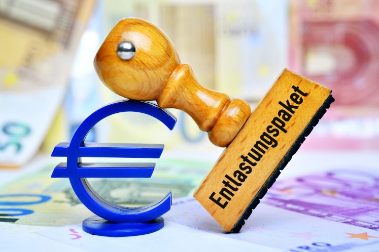 Stempel mit Aufschrift Entlastungspaket auf Eurozeichen 
