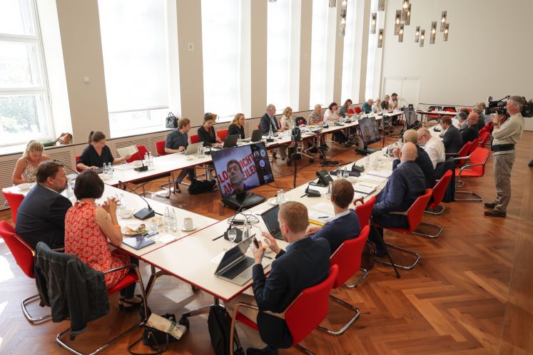 Blick in die außerordentliche Sitzung des RBB-Rundfunkrats