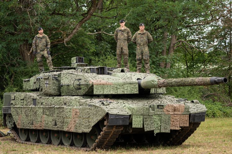 Bundeswehrsoldaten an einem Leopard-Panzer.