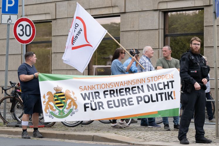 Einige Demonstranten halten am Rande der Klausurtagung der SPD-Bundestagsfraktion ein Transparent der rechtsextremen Kleinstpartei «Freie Sachsen» mit der Aufschrift "Sanktionswahnsinn stoppen: Wir frieren nicht für eure Politik!“