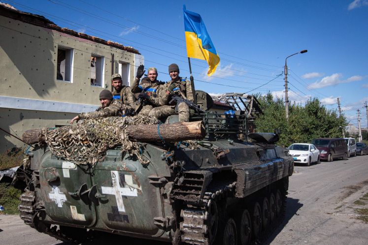 Ukrainische Soldaten fahren auf einem gepanzerten Mannschaftswagen in der Stadt Isjum in der Region Charkiw, die kürzlich von den ukrainischen Streitkräften zurück erobert wurde. 
