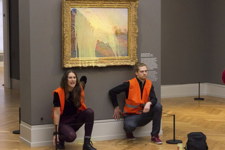 Aktivisten der Letzen Generation vor einem Gemälde Monets