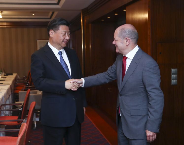 Chinas Präsident Xi Jinping und Olaf Scholz geben sich die Hand