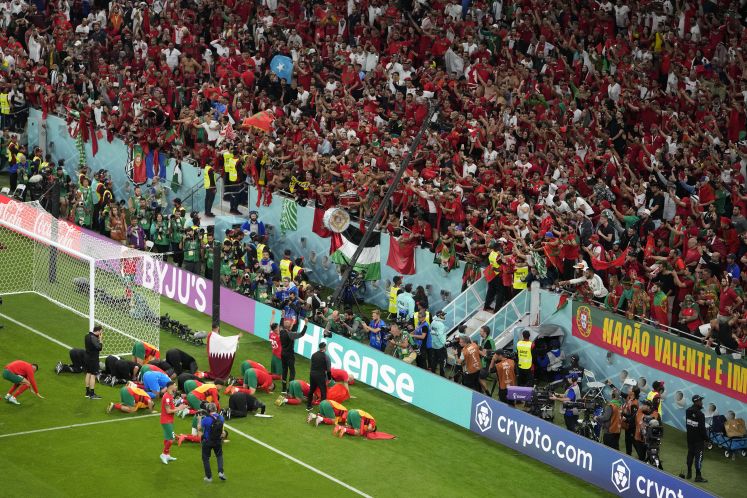 Fußball, WM 2022 in Katar, Marokko - Portugal, Viertelfinale, im Al-Thumama Stadion, Spieler aus Marokko feiern nach den Spiel mit den Fans. 