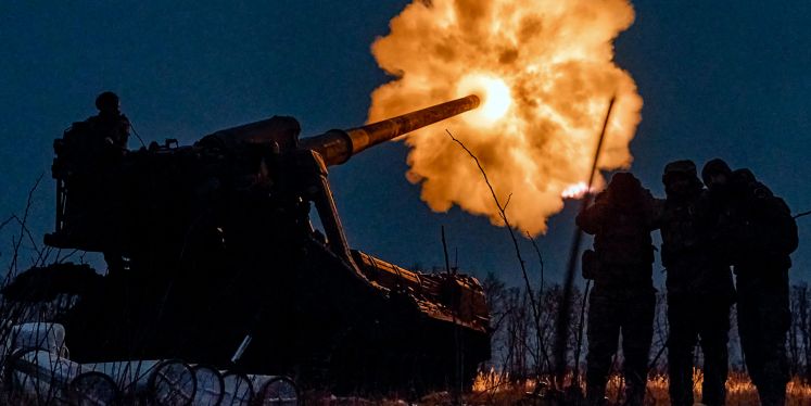Ukrainische Soldaten feuern eine Pion (M-1975) Kanonenhaubitze