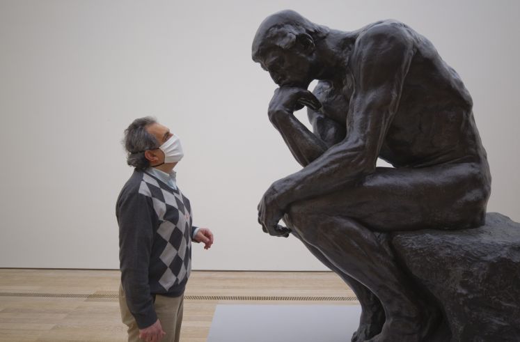 Rodins "Denker" vor Mann mit Maske