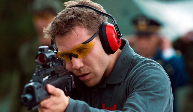 Peter Zierler (Hanno Koffler) ist Mitarbeiter des Waffenherstellers HSW. Als ausgezeichneter Schütze stellt er Kunden das Sturmgewehr der Firma vor.