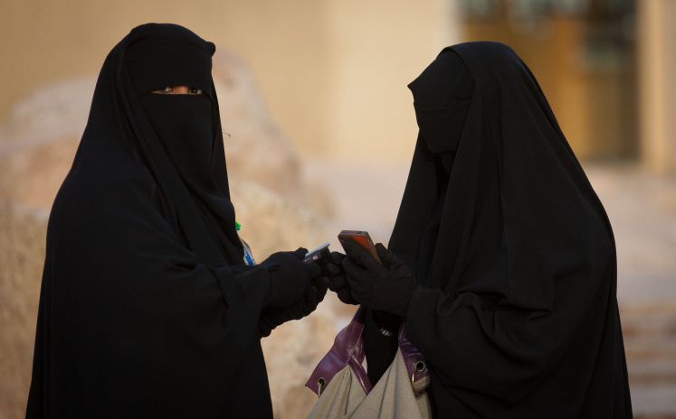 Frauen in Riad - Saudi Arabien - tragen die Abaya