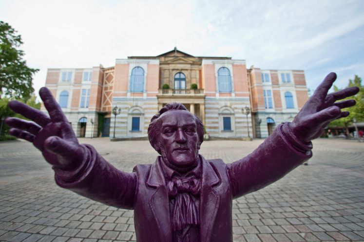 Eine Richard-Wagner-Statue vor dem Festspielhaus in Bayreuth