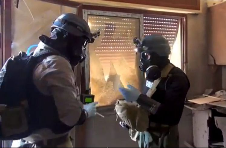 UN-Inspektoren mit Gasmasken in Syrien