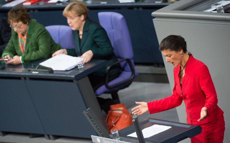 Sahra Wagenknecht (Die Linke) spricht am 26.11.2014 im Deutschen Bundestag in Berlin, im Hintergrund Bundeskanzlerin Angela Merkel