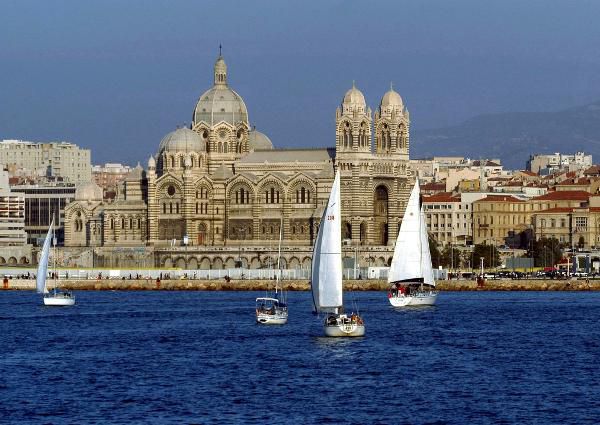 Bild von Marseille mit Meer und Segelbooten im Vordergrund