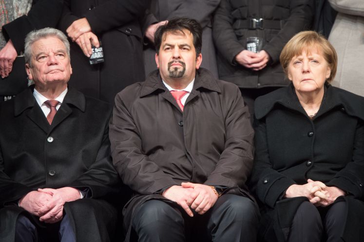 Manchmal doch auf Augenhöhe:  Aiman Mazyek zwischen Angela Merkel und Joachim Gauck bei einer Mahnwache für die Opfer der Anschläge in Frankreich