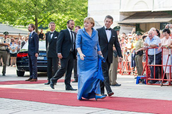 Bundeskanzlerin Angela Merkel zeigt sich in Bayreuth für die Wagner-Festspiele in einem blauen Kleid
