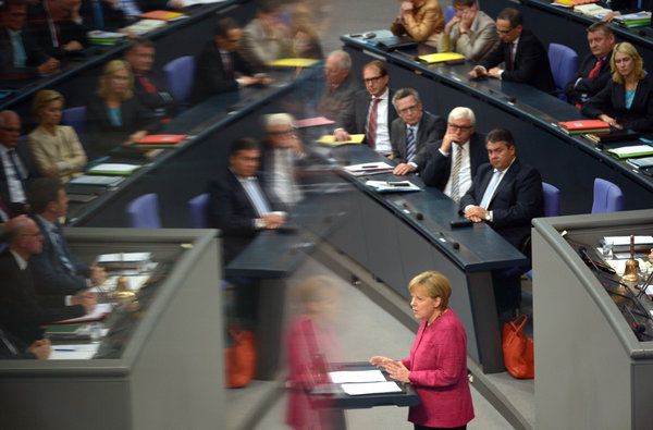 Bundeskanzlerin Angela Merkel (CDU) gibt am 01.09.2014 im Bundestag in Berlin während der Sondersitzung eine Regierungserklärung zum Ukraine-Konflikt und die geplanten Waffenlieferungen an die Kurden im Irak ab