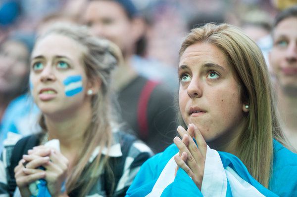 Argentinische Fans schauen sich das Endspiel der Fußball-WM zwischen Deutschland und Argentinien an. Das südamerikanische Land steht jetzt kurz vor der Staatspleite