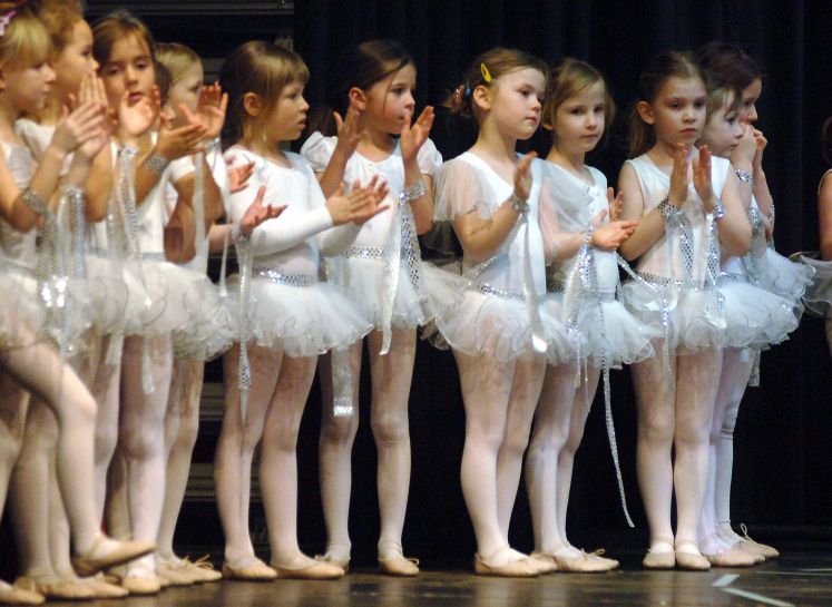 Junge Ballett-Tänzerinnen bei einer Generalprobe für einen Ballettabend.